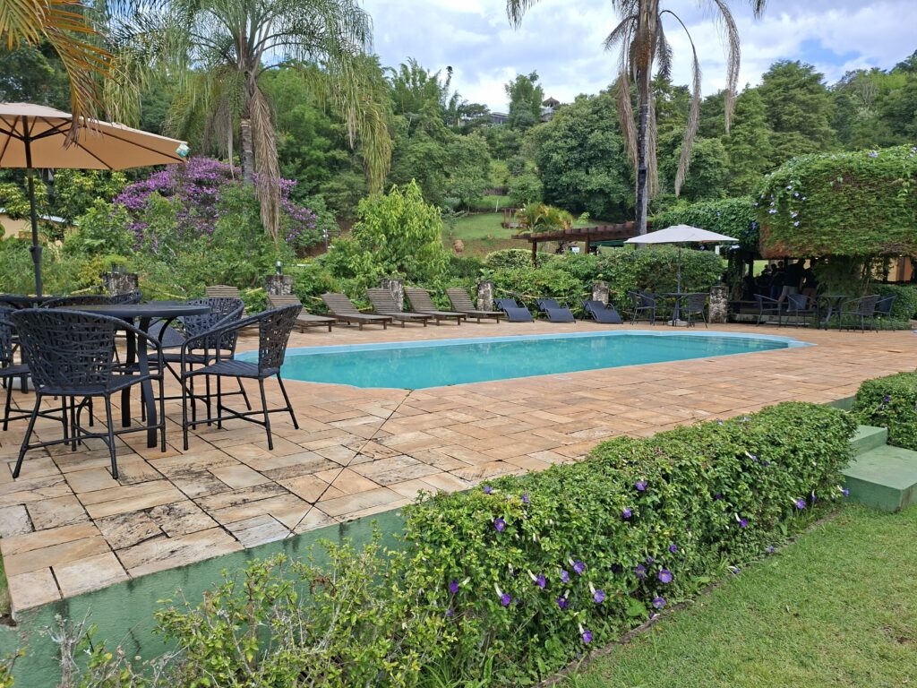 Piscina na Pousada Realeza.